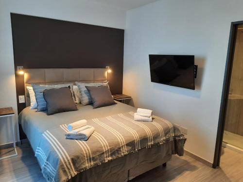 1 dormitorio con 1 cama con 2 toallas en In House BA - Le coq en Buenos Aires