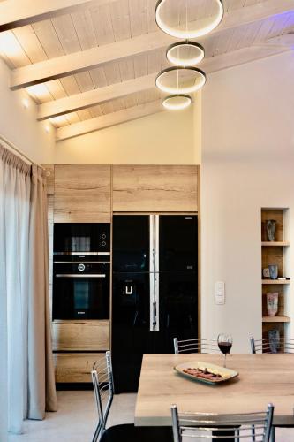 Η κουζίνα ή μικρή κουζίνα στο Emily Apartments