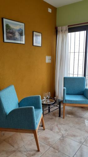 a living room with two chairs and a table at Departamento Terruños in Tunuyán