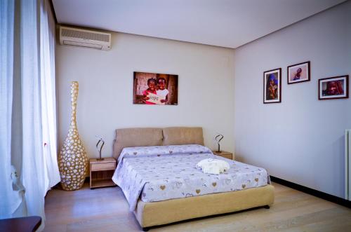 1 dormitorio con 1 cama en una habitación blanca en Thalassa Bari en Bari