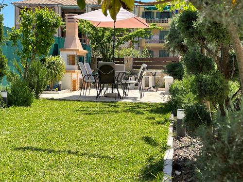 Κήπος έξω από το Emily Apartments