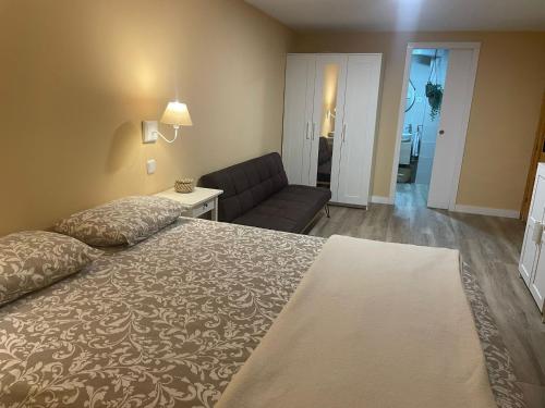 1 dormitorio con 1 cama grande y 1 sofá en Un Rincón Tranquilo., en Manzanares el Real