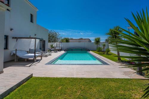 a swimming pool in the backyard of a house at Villa "A Vida é Linda Santa Luzia" in Santa Luzia