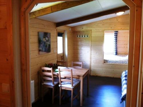 una sala da pranzo con tavolo e sedie in legno di B&B Hofstede De Groote Laar a Spankeren