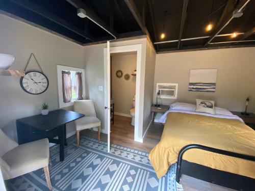 Un dormitorio con una cama, un escritorio y una mesa. en Cabin 7 at Horse Creek Resort, en Rapid City