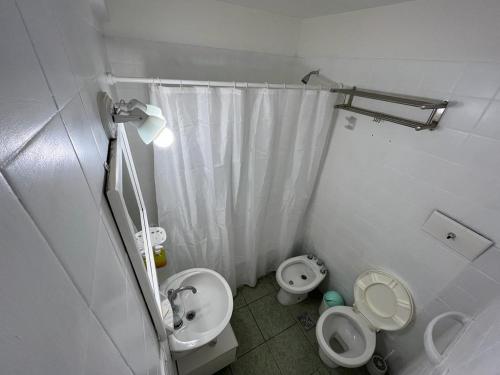 Baño pequeño con aseo y lavamanos en Confortable Departamento en Palermo Soho en Buenos Aires