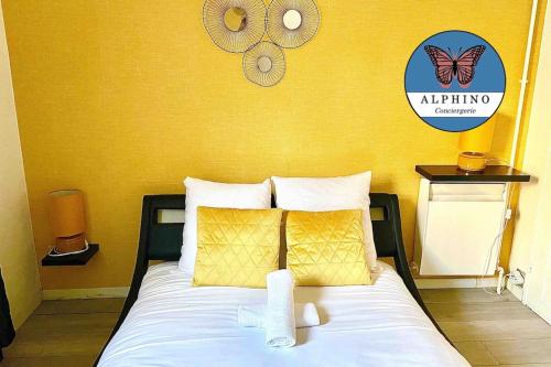 1 dormitorio con 1 cama con pared amarilla en Le Montjovis, spacieux et lumineux avec garage, en Limoges