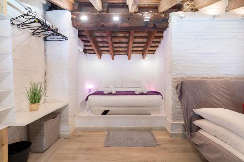 バレンシアにあるBarón Suites Ruzafaのベッドルーム1室(白いベッド1台付)