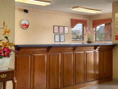 a bar in a room with wooden cabinets and windows at Red Roof Inn & Suites Cleveland, TN in Cleveland