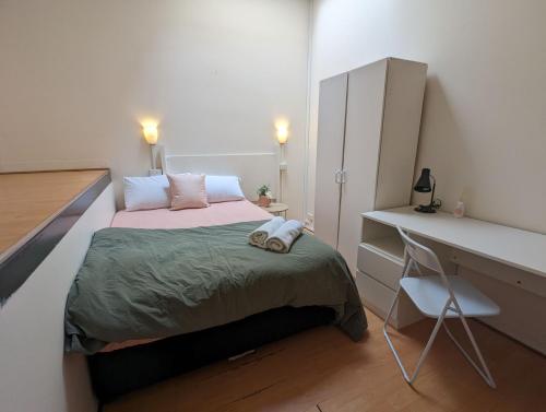 Studio 20 Wright Lodge في أديلايد: غرفة نوم صغيرة مع سرير ومكتب