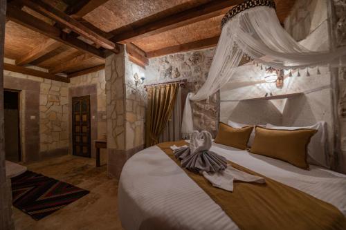 ein Schlafzimmer mit einem großen Bett mit Baldachin in der Unterkunft hotels crazy horse in Ortahisar