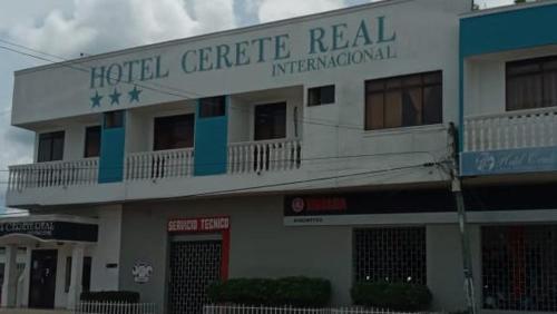 un hospital internacional hotelero con una señal en él en HOTEL CERETE REAL INTERNACIONAL en Cereté