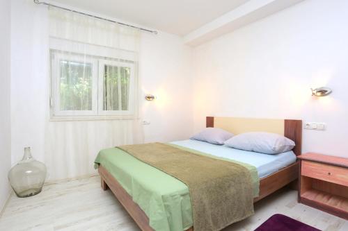 - une chambre blanche avec un lit et une fenêtre dans l'établissement Apartments by the sea Kastel Kambelovac, Kastela - 20605, à Kaštela