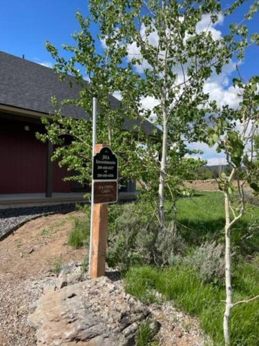 Un jardín fuera de 3505 Joseph Dr Cabin with breathtaking views, 30 miles to Yellowstone