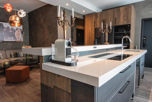 uma cozinha com um misturador num balcão de cozinha em B14 Apartments & Rooms em Reykjavík