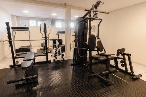 a room with a gym with several tread machines at Hotel Caiuá Express in Maringá