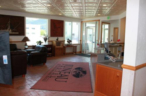 Una cocina o cocineta en Juneau Hotel