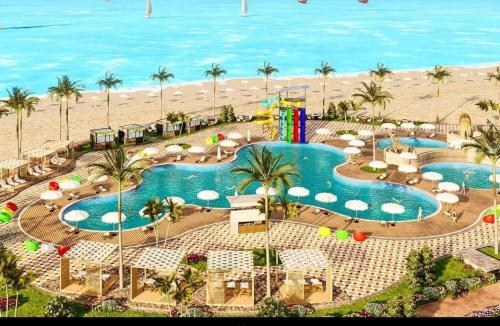 una vista aérea de una piscina en un complejo en شاليه سياحي بمارينا دلتا لاجونز المنصورة الجديدة en Al Ḩammād