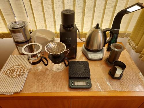 a counter top with a coffee maker and a blender at Casa Vida Alegre in Prazeres