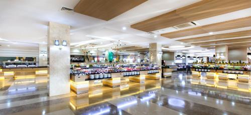 een winkelcentrum gevuld met veel verschillende soorten goederen bij Adalya Ocean Deluxe - Ultra All Inclusive in Side