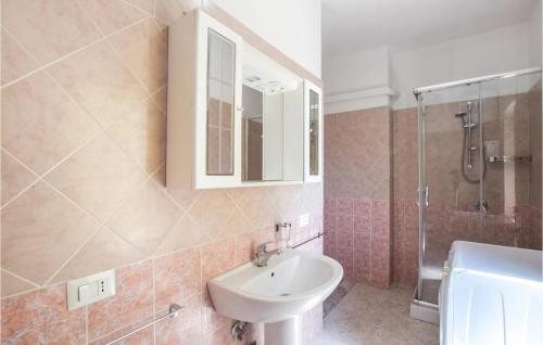 y baño con lavabo y ducha. en 2 Bedroom Lovely Apartment In Marina Di Strongoli, en Marina di Strongoli