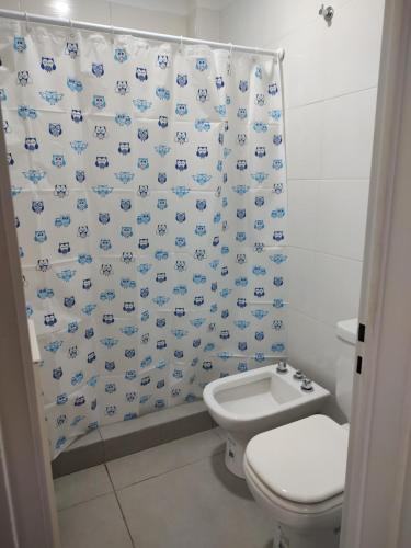 a bathroom with a toilet and a shower curtain at Moderno PH con patio en Chacarita A 3 minutos de Palermo y 2 cuadras del Movistar Arena in Buenos Aires