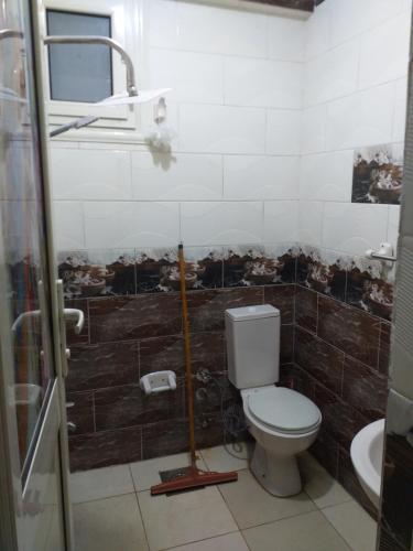 baño con aseo y fregona en شقة فندقية - رؤية واضحة للبحر - ابوقير - الاسكندرية en Abū Qīr
