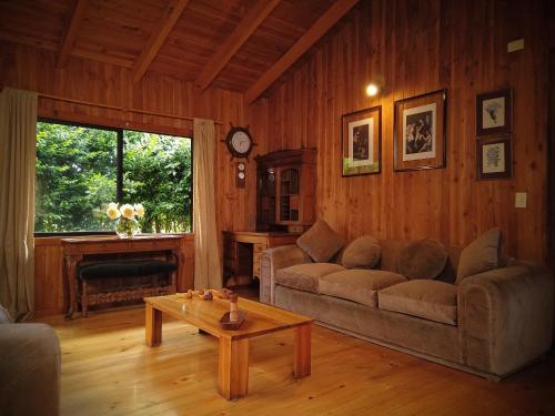 a living room with a couch and a table at Casa Vacacional Panguipulli in Panguipulli