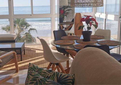 a dining room with a table and chairs and the beach at Quiero Cádiz in Cádiz