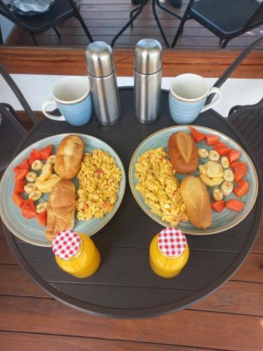 uma mesa com dois pratos de comida numa mesa em Bajo las estrellas deluxe em Ráquira