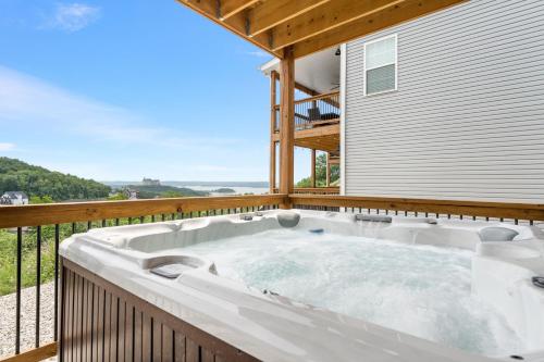 een hot tub op het balkon van een huis bij Escape Peak home in Branson