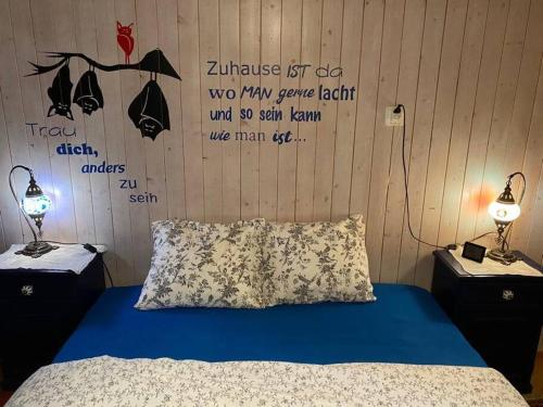 1 dormitorio con 1 cama con almohada y 2 lámparas en Ferienhaus in Graubünden, 