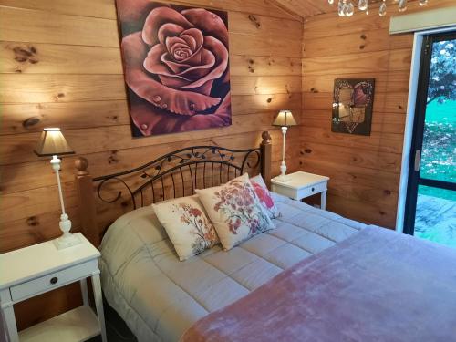 Tempat tidur dalam kamar di Akatarawa Valley and River Retreat a Cosy Two Bedroom Guest Suite