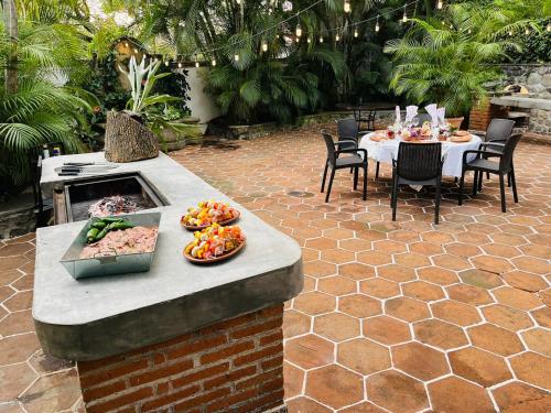 a patio with a table with plates of food on it at Casa Gabriela para gozar con los tuyos-piscina con calefacción in Cuernavaca