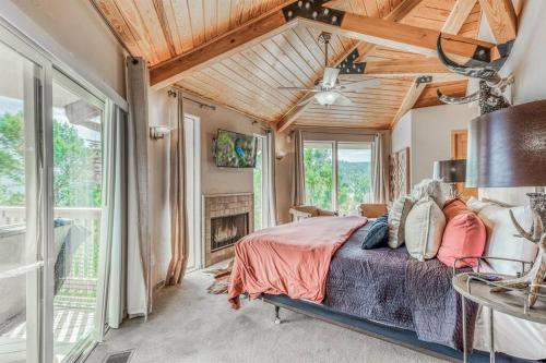 ein Schlafzimmer mit einem Bett und einem Kamin in der Unterkunft Mesa Verde, Hot Tub, Pedestal Octagon Home / Mount in Ruidoso