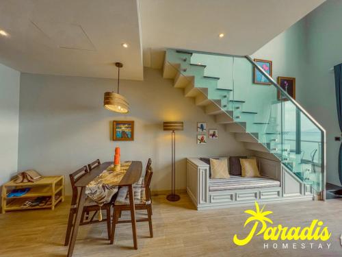 下龍灣的住宿－Citadines Marina Ha Long - Paradis Homestay，客厅设有楼梯和桌椅
