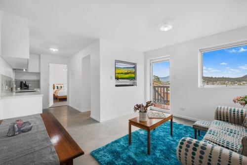 Posezení v ubytování Cosy Cottesloe - 2 Bedroom Unit - Free Parking - Free WIFI