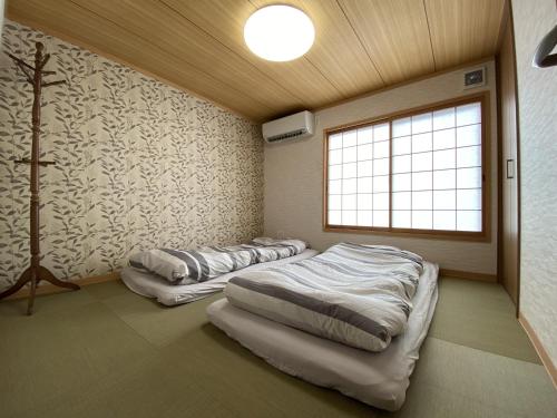 Giường trong phòng chung tại WuTong梧桐 通天閣徒歩1分 NEW OPEN 景区内民宿