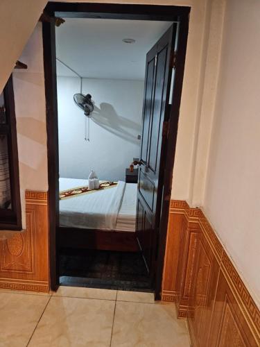 uma porta que leva a um quarto com uma cama em Chitlatda Bila House em Luang Prabang