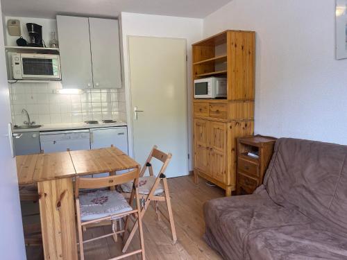Appartement Plagne Soleil, 2 pièces, 4 personnes - FR-1-351-14にあるキッチンまたは簡易キッチン