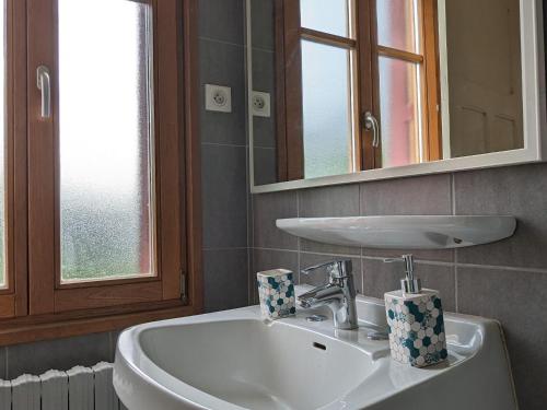 ein Badezimmer mit einem weißen Waschbecken und einem Spiegel in der Unterkunft Gîte Saudrupt, 4 pièces, 5 personnes - FR-1-585-99 