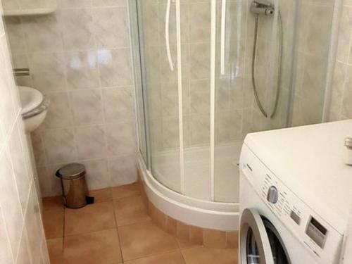 lavatrice in bagno con doccia di Villa Bormes-les-Mimosas, 3 pièces, 5 personnes - FR-1-610-89 a Bormes-les-Mimosas