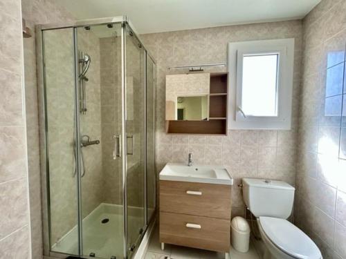 a bathroom with a shower and a toilet and a sink at Maison climatisée 5 pièces avec jardin privé et parking, proche gare et centre à Argelès-sur-Mer - FR-1-388-217 in Argelès-sur-Mer