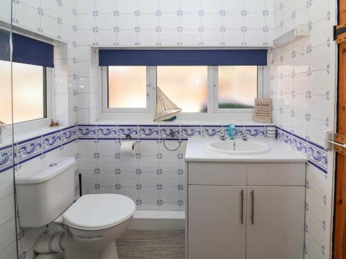a bathroom with a toilet and a sink at Lena Cottage in Great Driffield