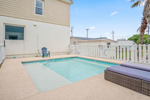 una piscina en el patio trasero de una casa en Above & Beyond, en Port Aransas