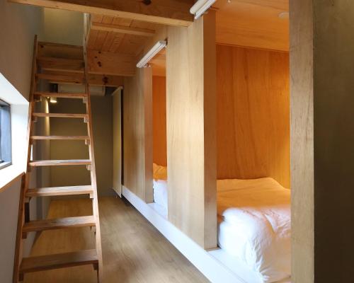上田市にあるhostel mogの二段ベッドとはしご付きの客室です。