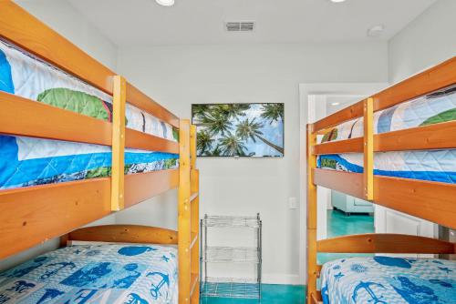 una habitación con dos literas en una casa en 7 Heaven, en Port Aransas