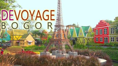 a statue of the eiffel tower in a garden at RB Room Bogorienze The Jungle Bogor in Bogor
