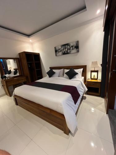 Pandu guest house في أوبود: غرفة نوم بسرير كبير في غرفة