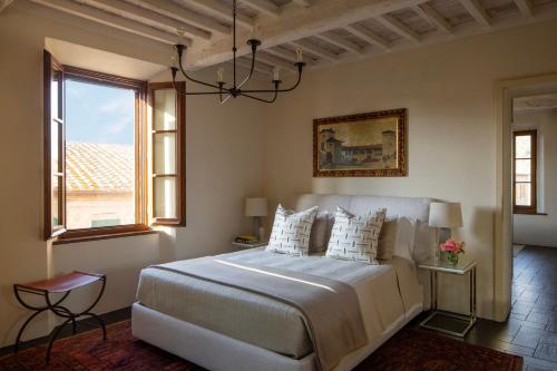 Un dormitorio con una cama grande y una ventana en Casa Nobile en Castelmuzio